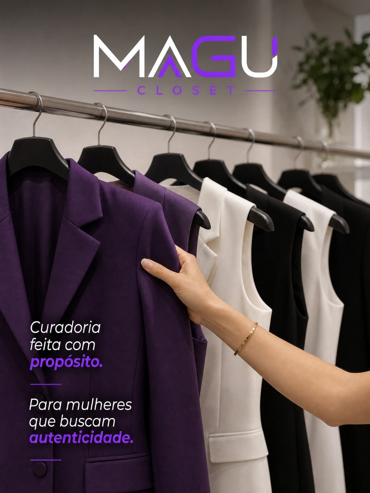 Arara com blazer roxo em destaque entre peças pretas e off-white