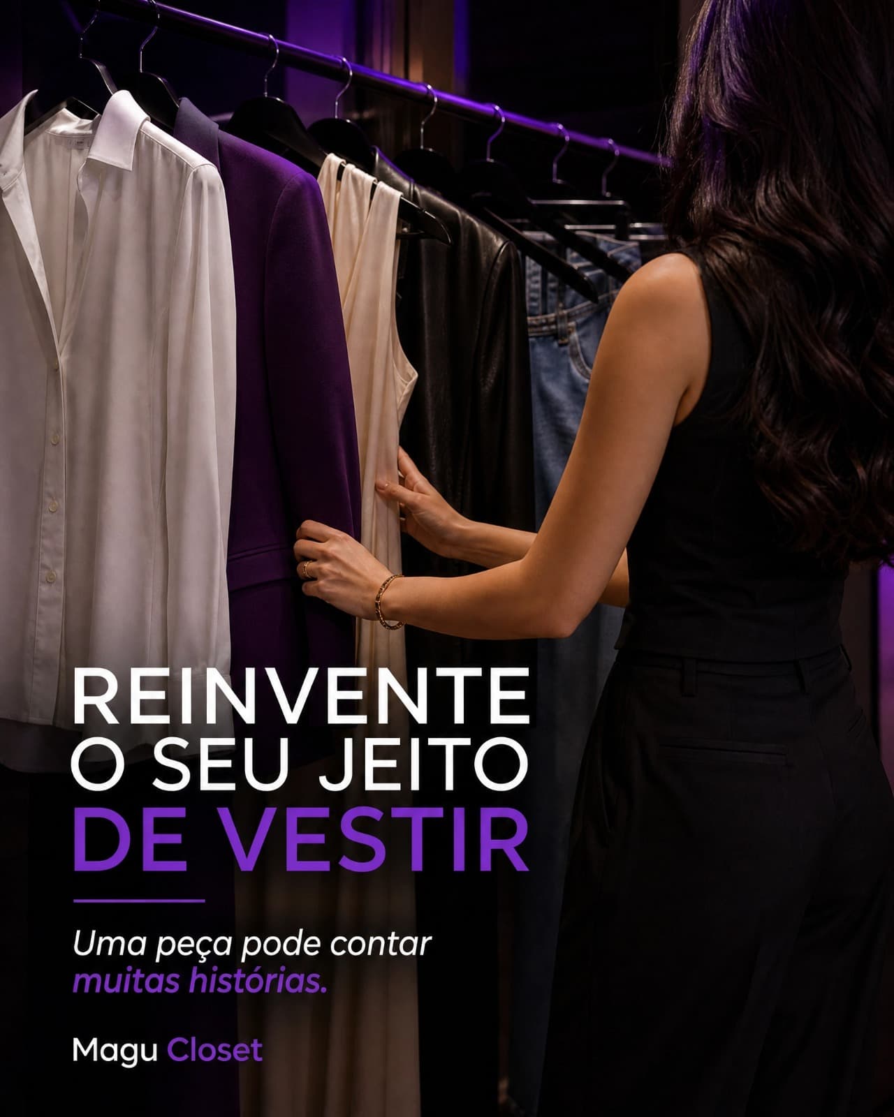 Mulher escolhendo peças numa arara sob luz roxa